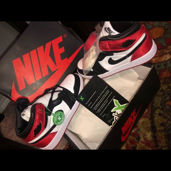 Air Jordan 1 satin “Black Toe” women 5.5 - Picture 2 of 4